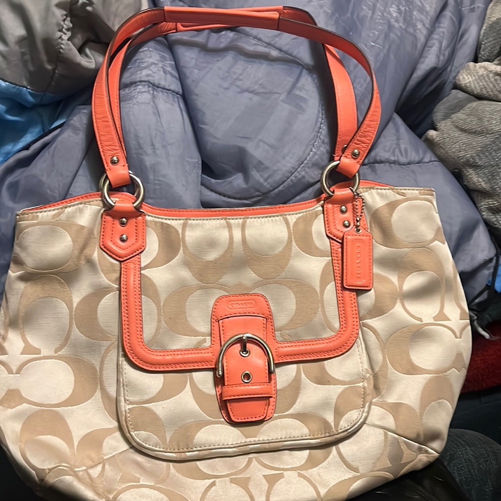 CAMPBELL SIGNATURE BELLE CARRYALL (COACH F25294)
SILVER/LIGHT KHAKI/CORAL